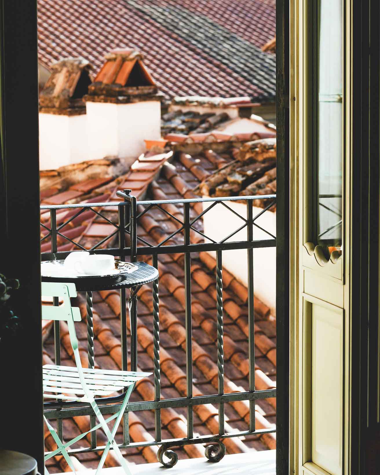 [Appartamenti] Dettaglio balconcino sui tetti di Roma. [Appartamenti] Detail of the small balcony overlooking the rooftops of Rome.