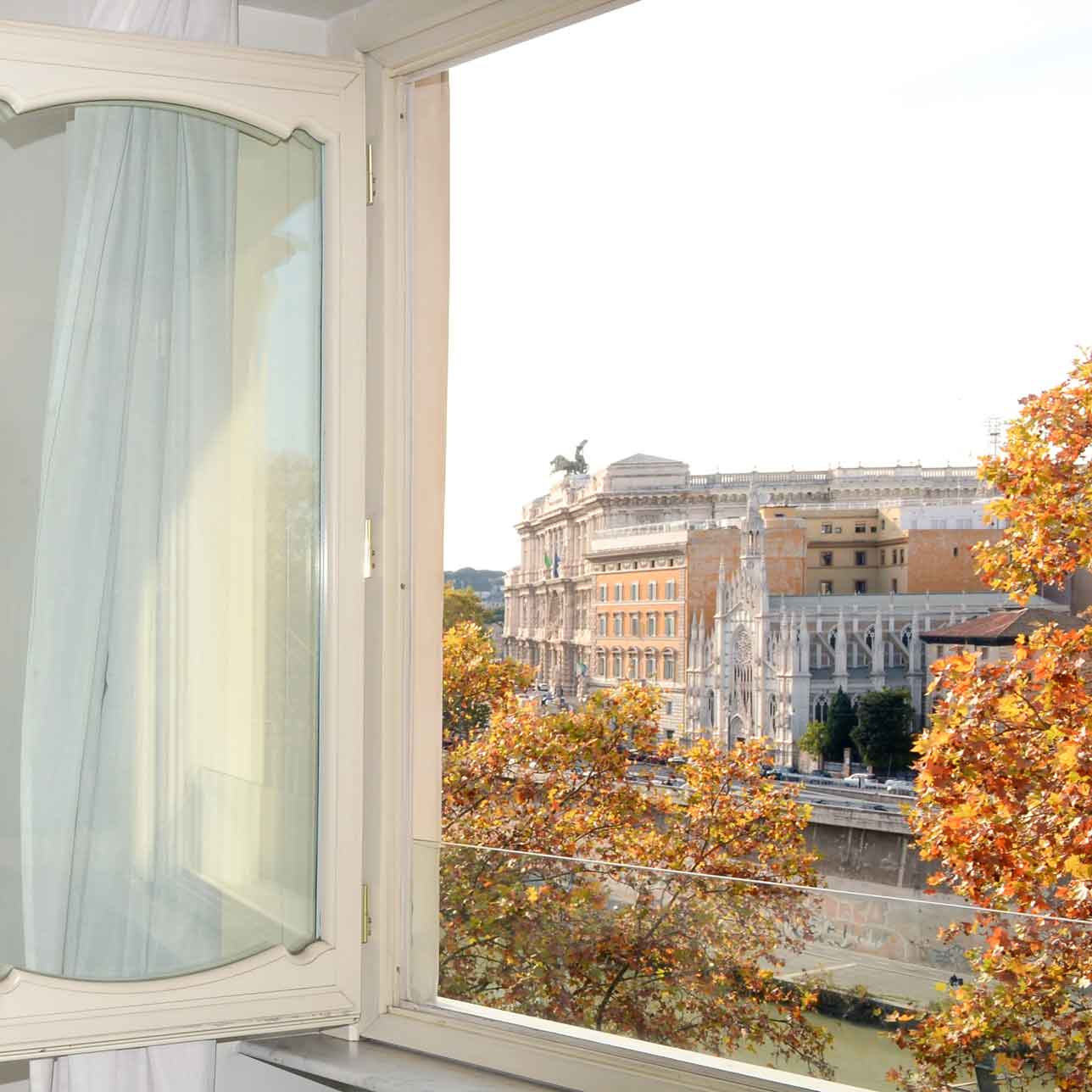 [Appartamenti] Una vista sul Tevere, la chiesa del Sacro Cuore e il Palazzaccio. [Appartamenti] A view of the Tiber, the Church of the Sacred Heart, and the Palazzaccio.