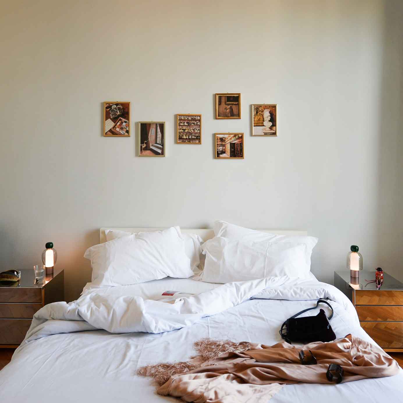 [Appartamenti] Letto matrimoniale sormontata da foto e comodini en pendant. [Appartamenti] Double bed topped with a photo and matching nightstands.