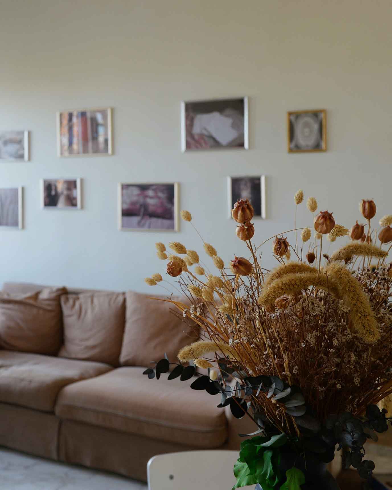 [Appartamenti] Camera con dettaglio di fiori e quadri. [Appartamenti] Room with a detail of flowers and paintings.