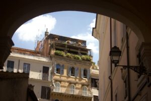 Balconi e finestre. Piante, antenne, armadietti, nuvole e tanta luce romana. Balconies and windows. Plants, rooftop TV antennas, sheds, drifting clouds, and that unmistakable Roman light.
